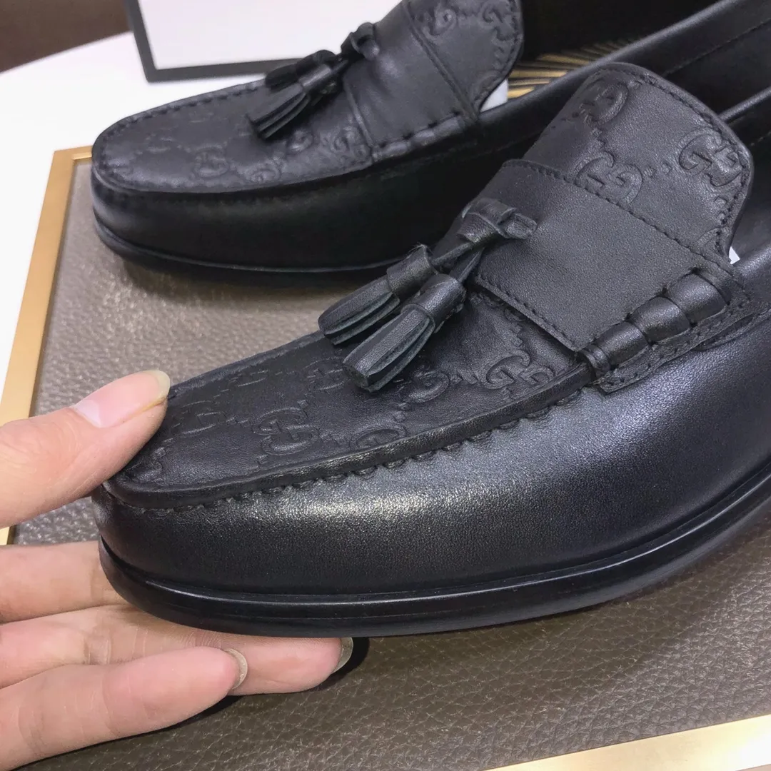 Factory batch 580💰Italy’s top luxury men’s shoe giant (GUCCI) (Gucci) (full cowhide lining) new arrival🍃Original European style🔰 Pleasant to the eye😍In order to make the shoes more durable and non-deformable🌀The production continues to follow traditional methods but there is still no lack of innovation💪Select original cowhide for the leather♻️Smooth, natural and extra bright⭐Made of imported cowhide The rich man’s first choice 38-45 (45 customized)